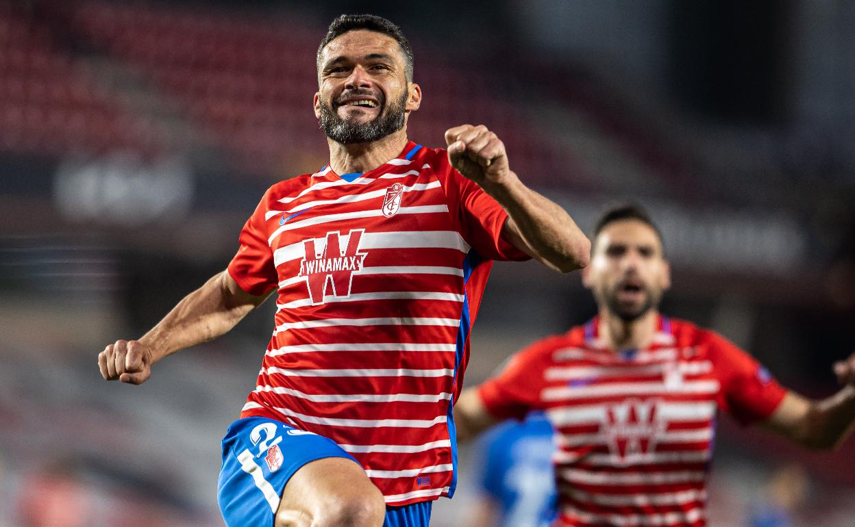 Jorge Molina celebra el primer gol en el partido. 