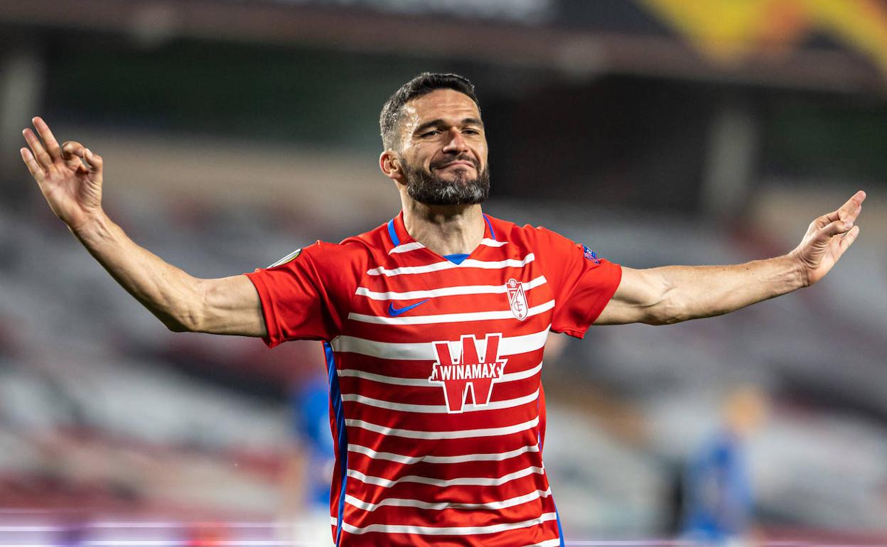 Jorge Molina celebra el primer gol del partido. 