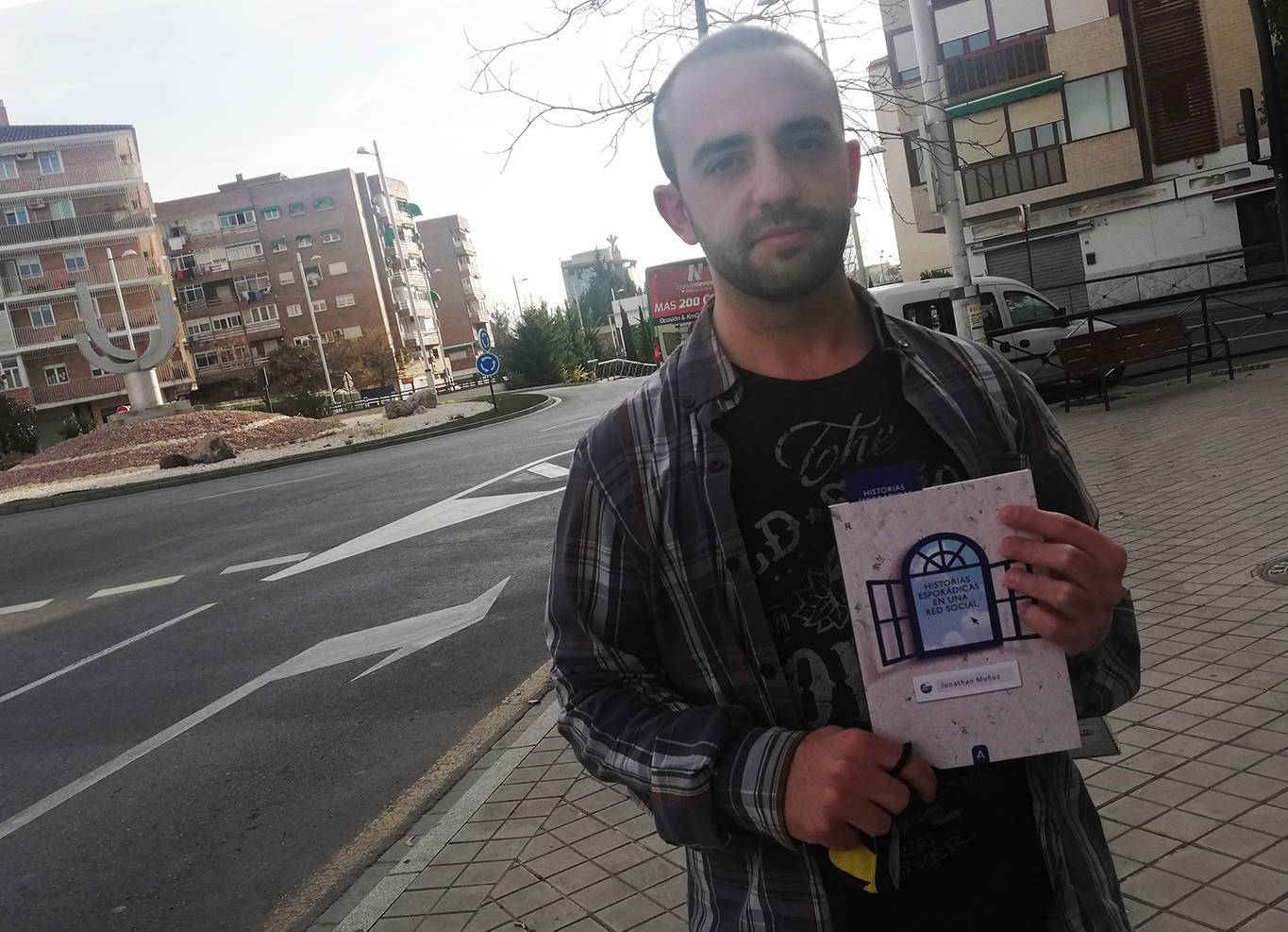 El poeta con su publicación..