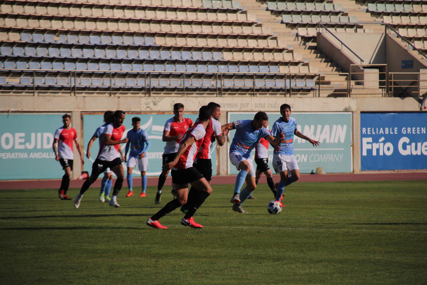 Boris conduce el balón en el centro del campo obligado a bajar para disponer de llegada. 