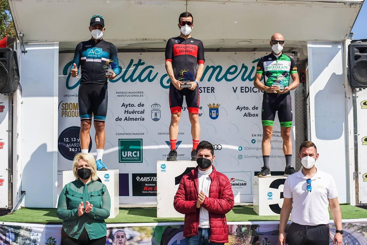 Fotos: Las imágenes de la V Vuelta a Almería Máster