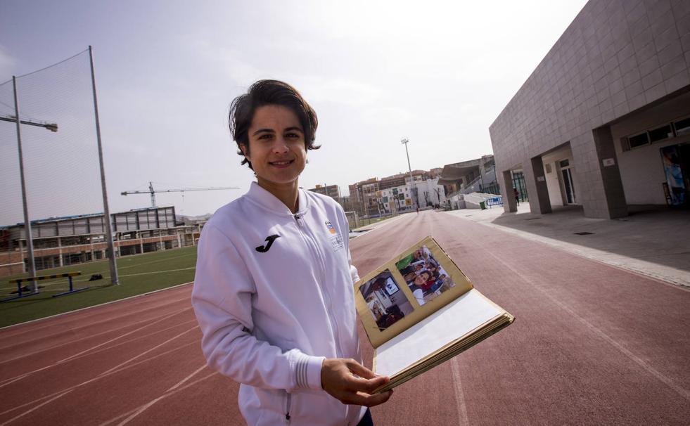 María Pérez posa con su álbum de la pandemia en el Estadio de la Juventud, donde entrena.