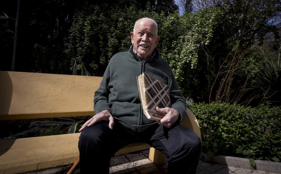 Francisco Espejo, sentado frente al Centro de Día Mediterráneo.
