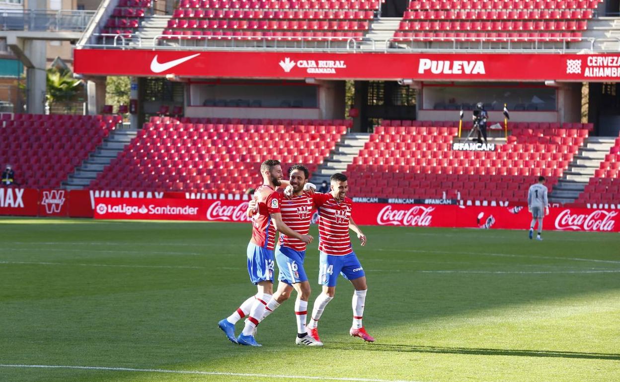 Germán (en el centro) celebra el gol junto a Duarte y Vico. 