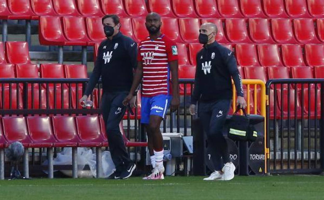 Dimitri Foulquier se retira del terreno de juego junto a los médicos del club. 
