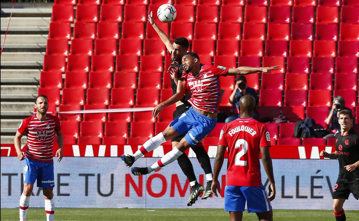 Yangel Herrera disputa un balón aéreo con Mikel Merino.