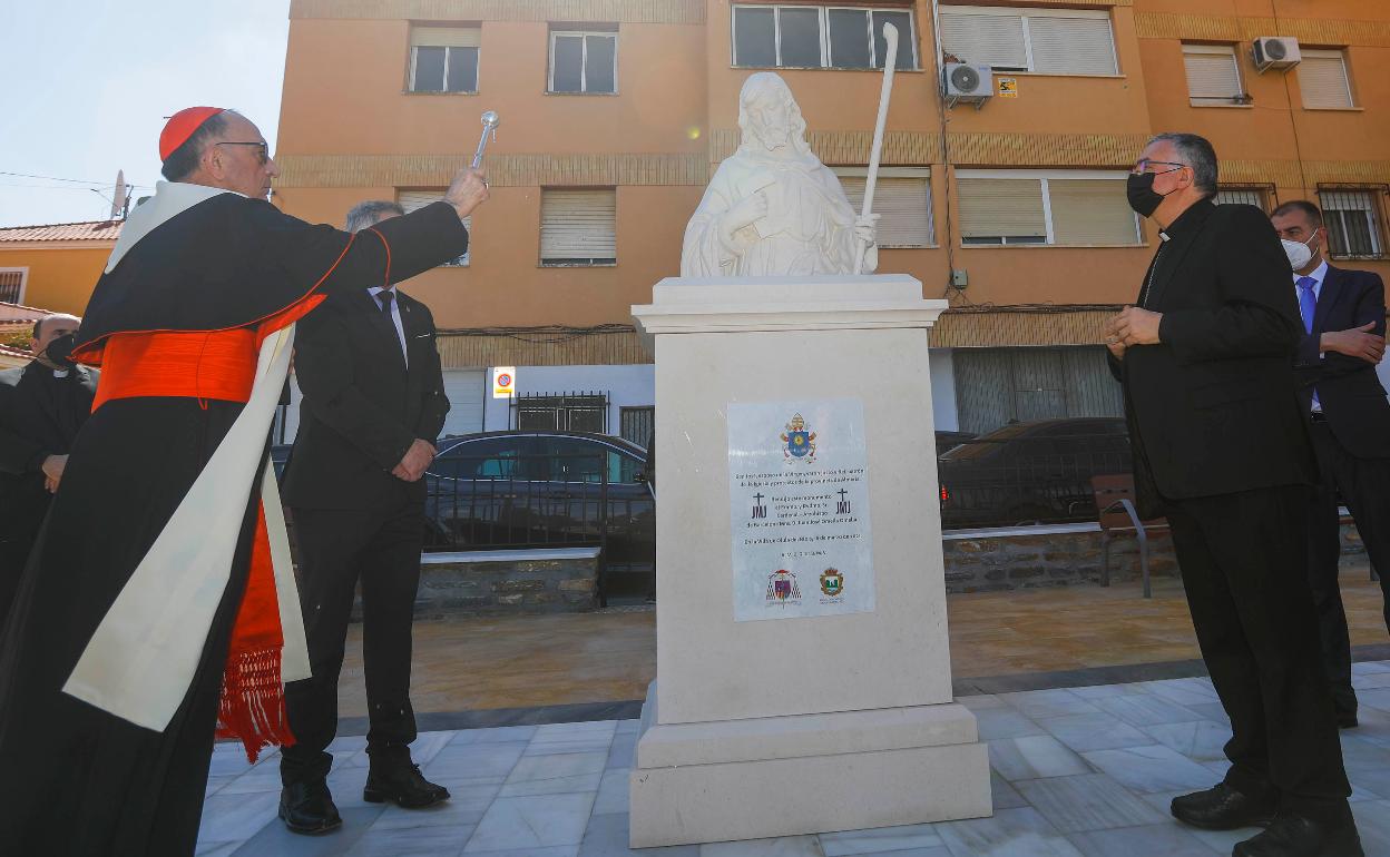 Omella da luz al año Josefino en Almería