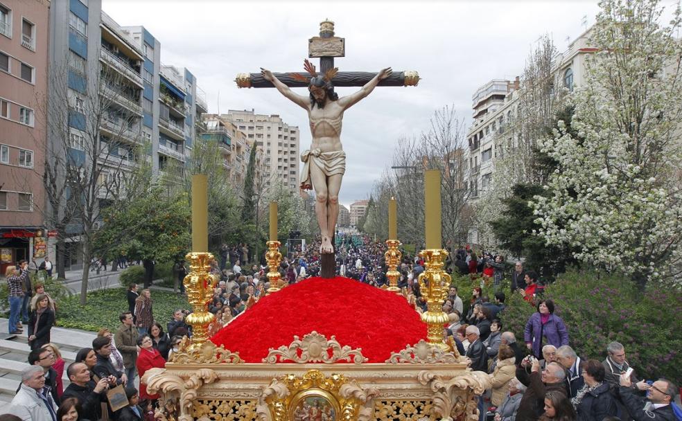 El Cristo de la Buena Muerte por la Avenida Constitución.