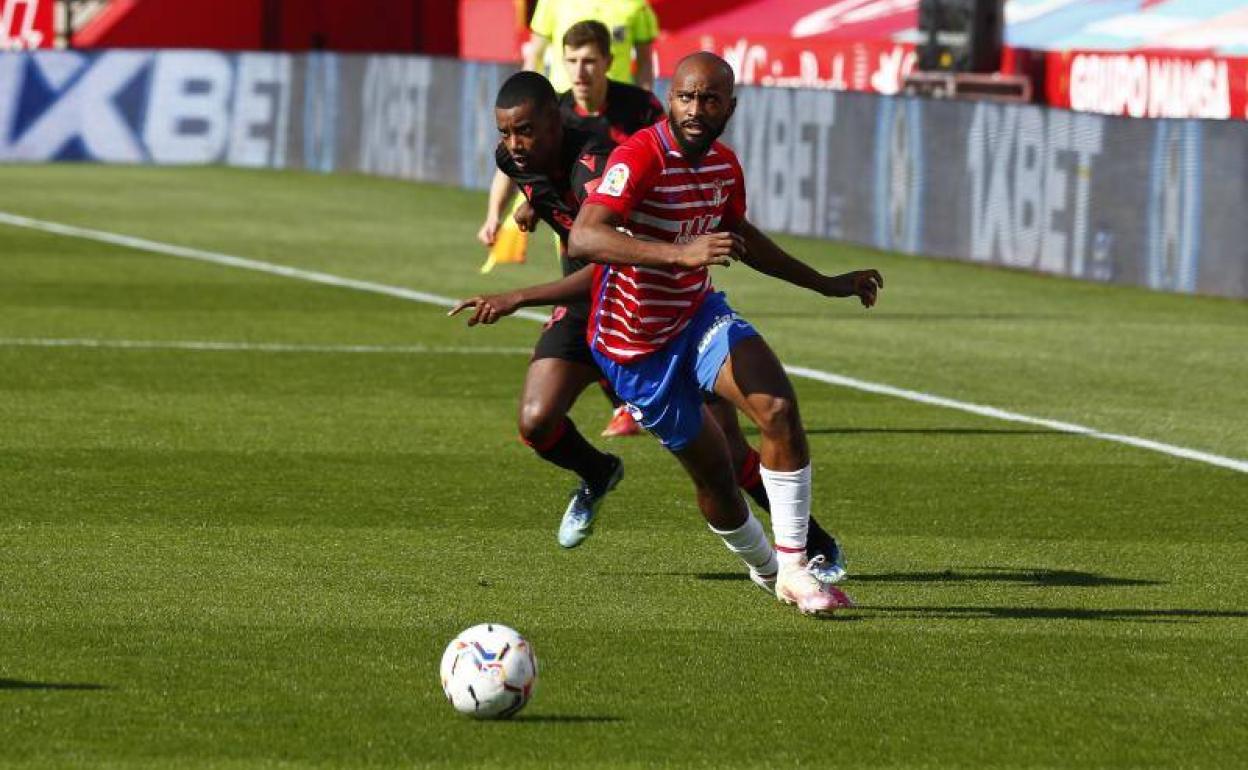Foulquier reacciona a un desmarque de Isak el pasado domingo. 