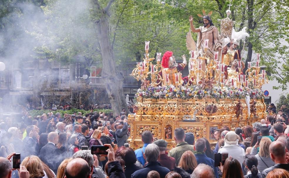 El paso dejando atrás la Carrera de la Virgen. 