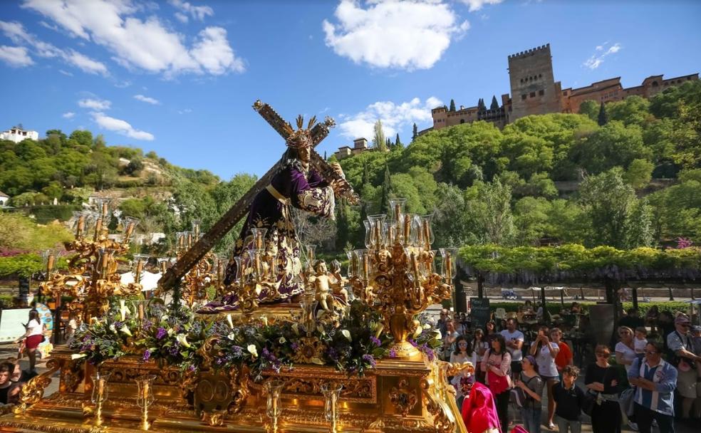 El misterio a su paso por el Paseo de los Tristes.