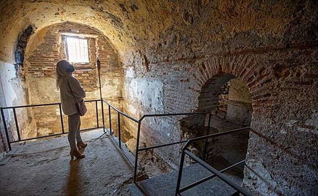 Se trata de los únicos baños de la Vega que conservan las tres salas originales: la de agua templada, fría y caliente.