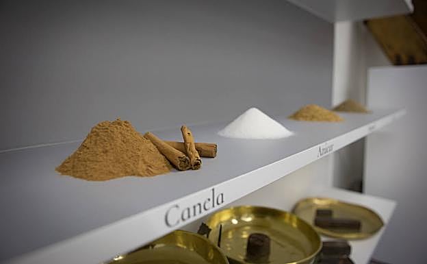 Imagen principal - Arriba, materias primas para la elaboración de dulces. Debajo, vasijas y molde. 