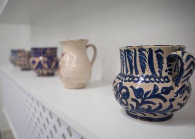 Imagen secundaria 1 - Arriba, materias primas para la elaboración de dulces. Debajo, vasijas y molde. 