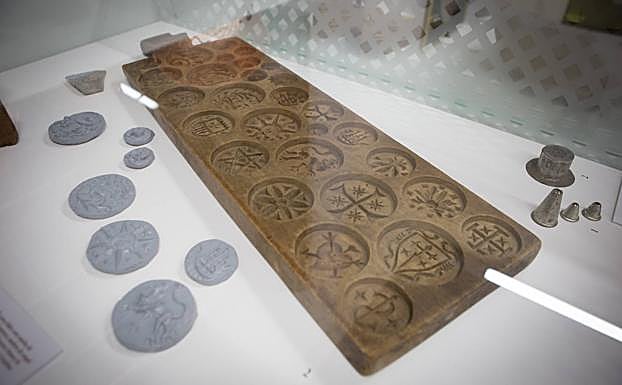 Tabla de moldes para empanadillas del siglo XVI con anagramas de órdenes religiosas y militares. 