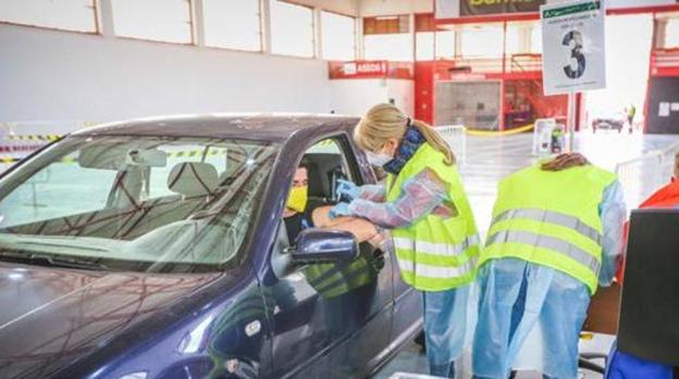 Un hombre recibe una vacuna en Fermasa (Granada) la pasada semana.