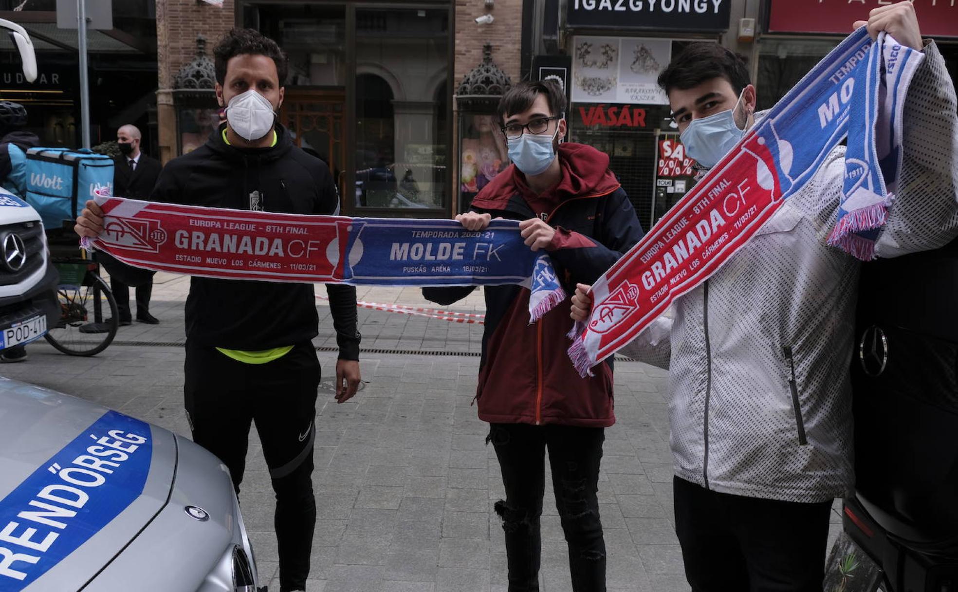 Germán extiende la bufanda con dos aficionados en Budapest, Manu Vallejo y Borja Rubiano. 