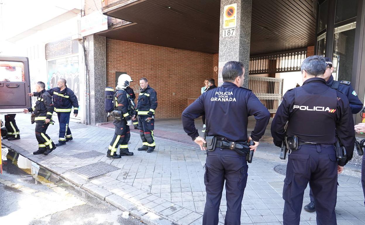 Bomberos y policías de Granada, durante un incendio en la capital granadina