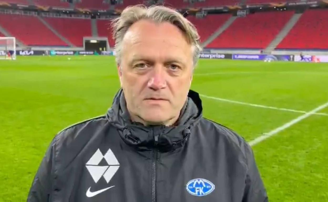 El entrenador nórdico sobre el césped del Puskas Arenas. 