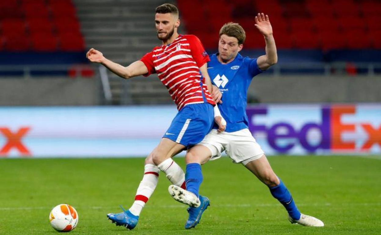 Domingos Duarte juega un balón en el partido contra el Molde. 