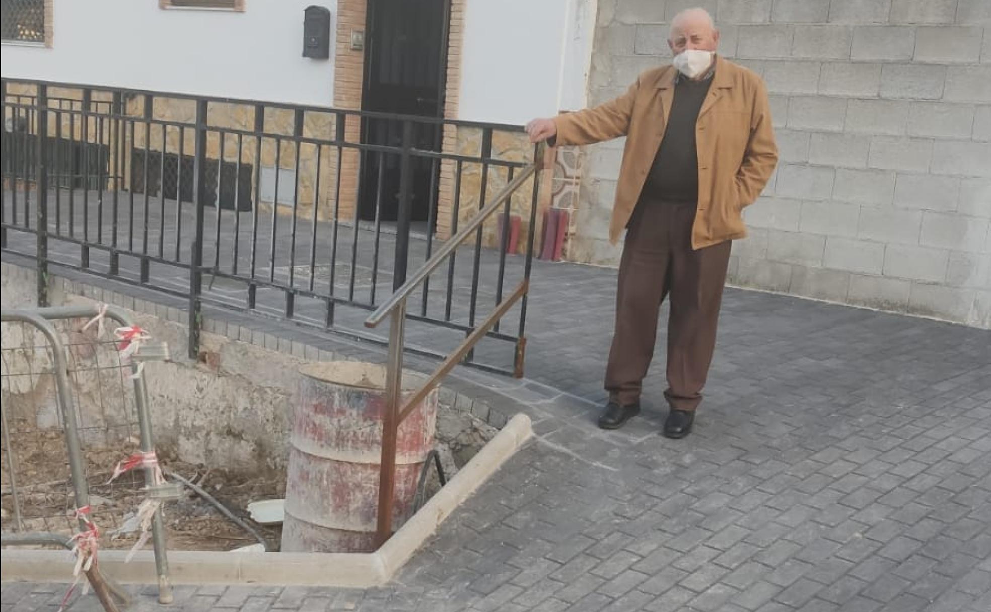 El padre de la demandante, en la calle recién remodelada.