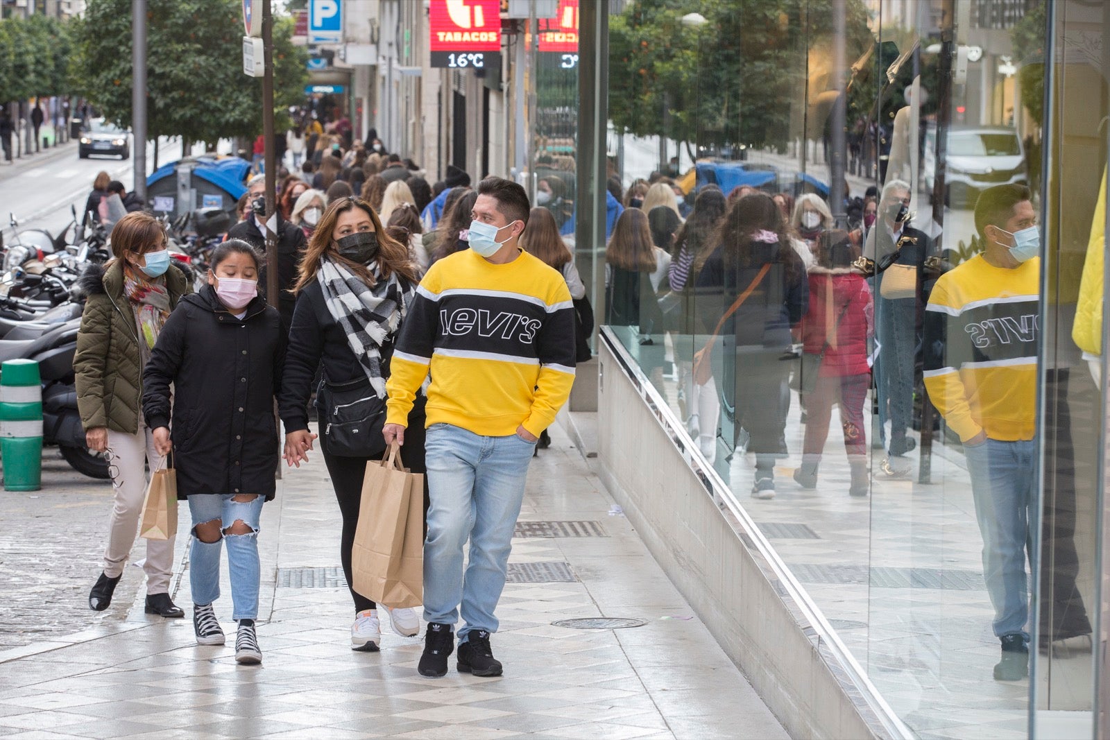 Las calles del centro, muy concurridas con los nuevos horarios comerciales y de hostelería.