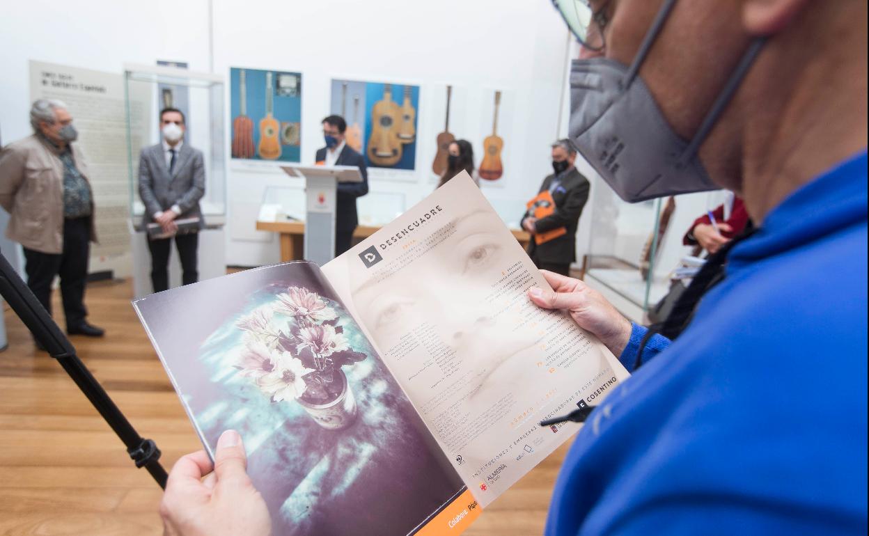 Un lector ojea la primera edición de la revista durante la presentación realizada en el Museo de la Guitarra Antonio de Torres. 