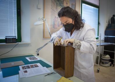 Imagen secundaria 1 - Trabajos de restauración en la mesa. 