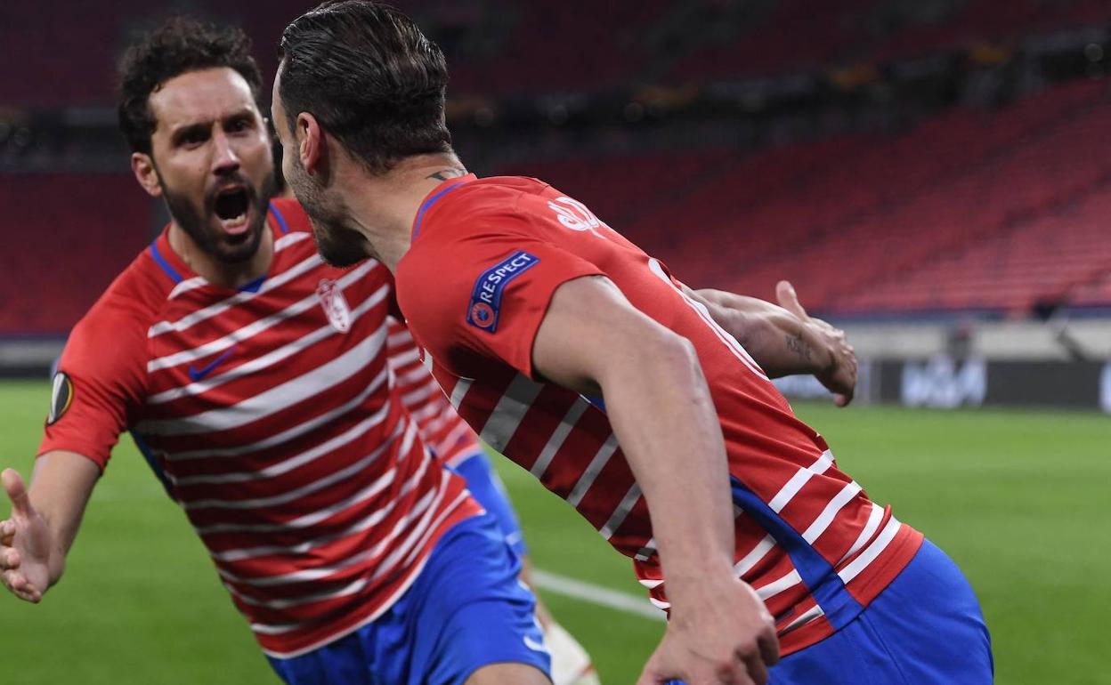 Germán Sánchez celebra con Soldado el tanto del empate rojiblanco. 