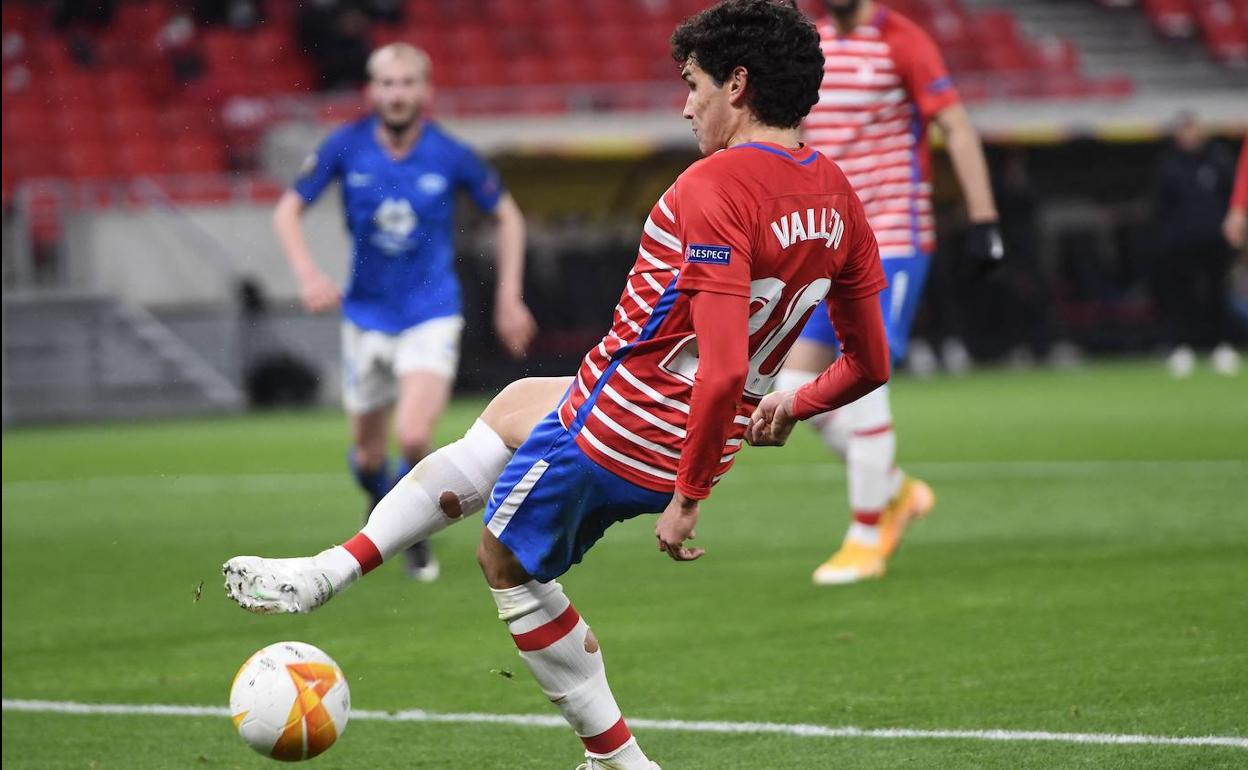 Vallejo falla antes de anotar en propia puerta el primer tanto del Molde. 