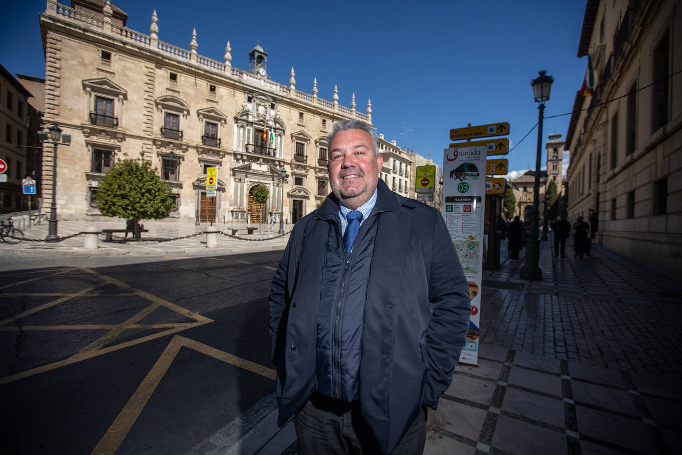 Juan Luis García Valdecasas, en Plaza Nueva, donde se hallan el TSJA y el edificio de los juzgados civiles que tanto frecuenta. 
