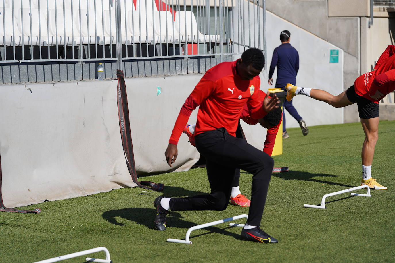 Sadiq Umar se ejercita en el campo principal del Estadio de los Juegos Mediterráneos, en la sesión celebrada en la mañana de ayer