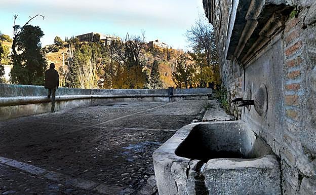 Una adolescente de solo 16 años ingresa en la UCI al sufrir una caída tras un botellón en Granada