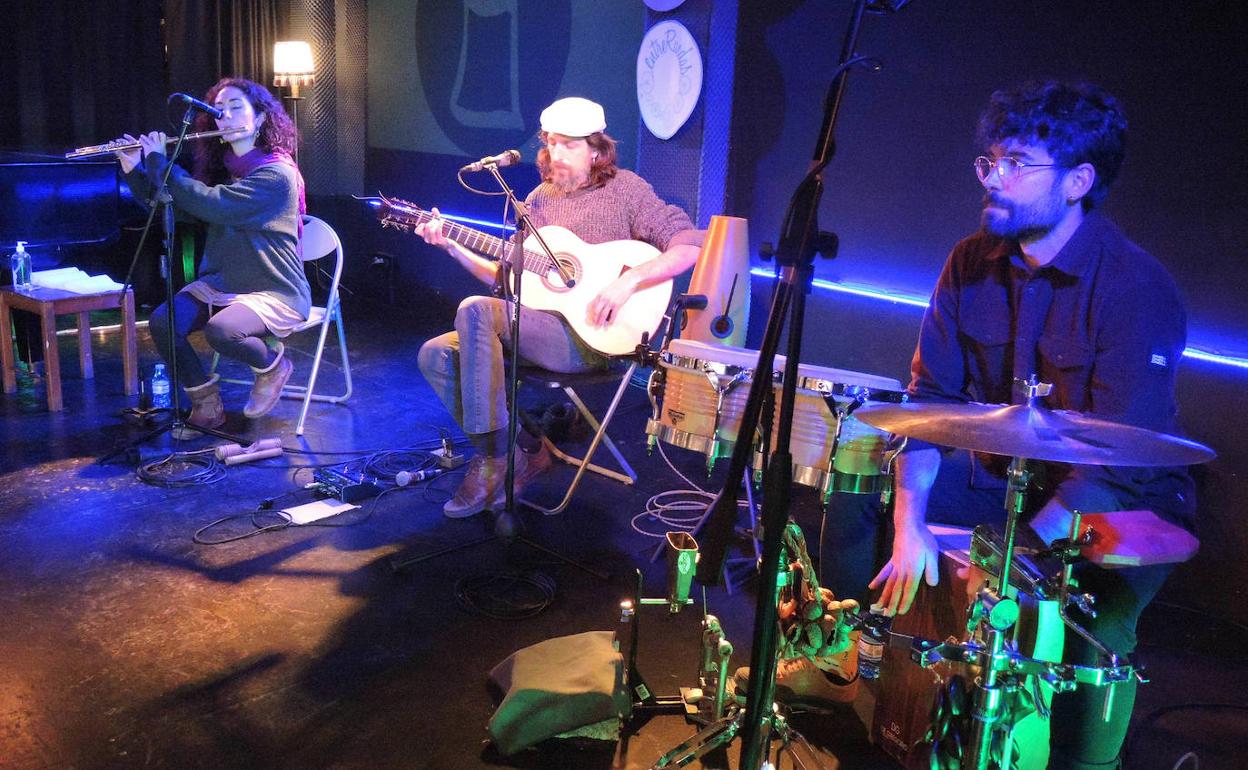 Actuación de Mario Boville en La Chistera, de Monachil, ayer.
