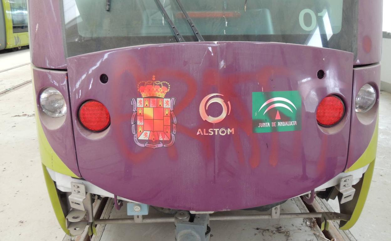 Uno de los tranvías guardados en las cocheras tiene pintadas. 