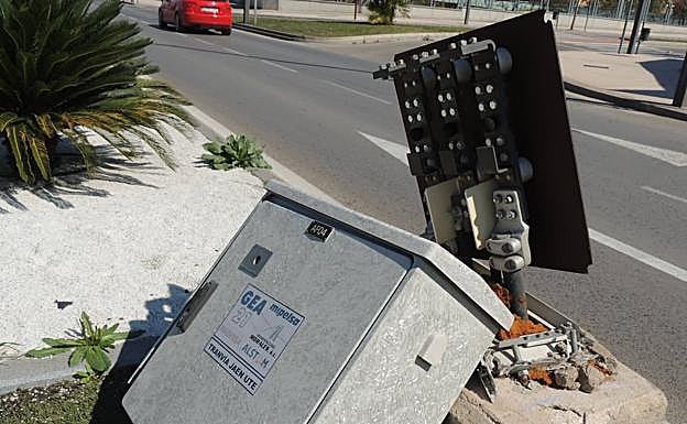 Registro eléctrico del tranvía destrozado, en la Carretera de Madrid. 