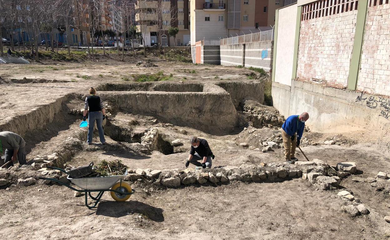 Operarios trabajando en la cisterna romana. 