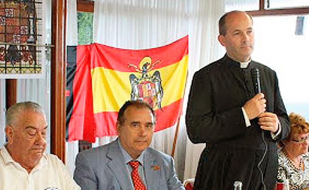 El párroco expulsado de la Iglesia, en un acto ultra.