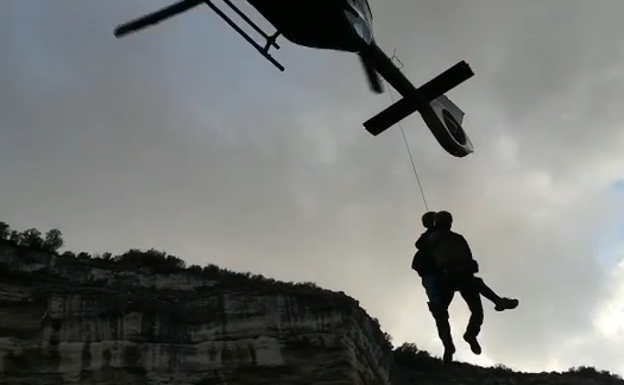 Rescates en Granada | Así rescata en helicóptero la Guardia Civil a una senderista lesionada en Arenas del Rey