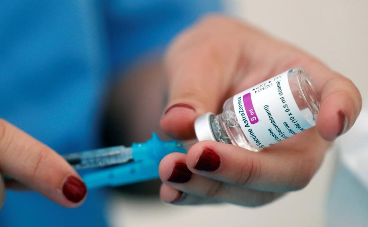 Una sanitaria se prepara para administrar la vacuna de AstraZeneca. 
