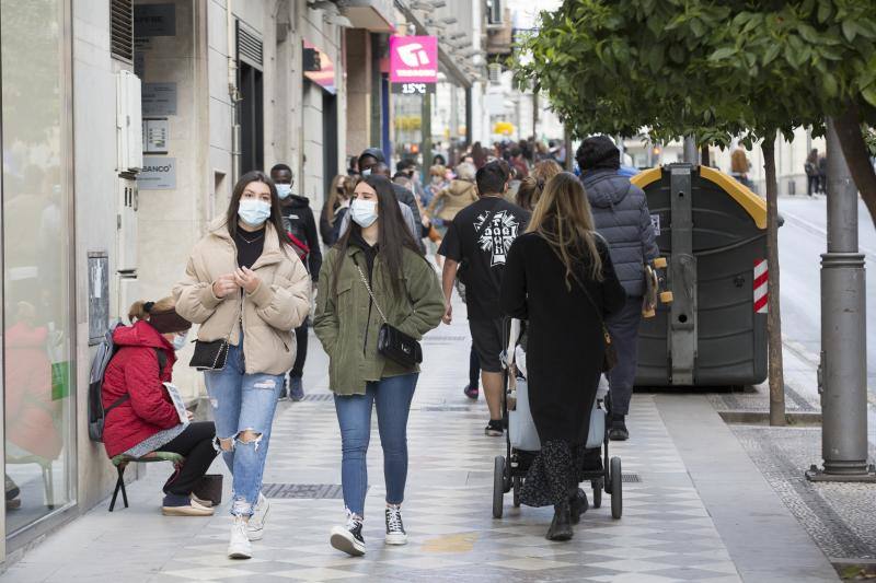 Ambiente en la calle Recogidas este viernes por la tarde, primer día e ampliación de horario en comercio y bares. 