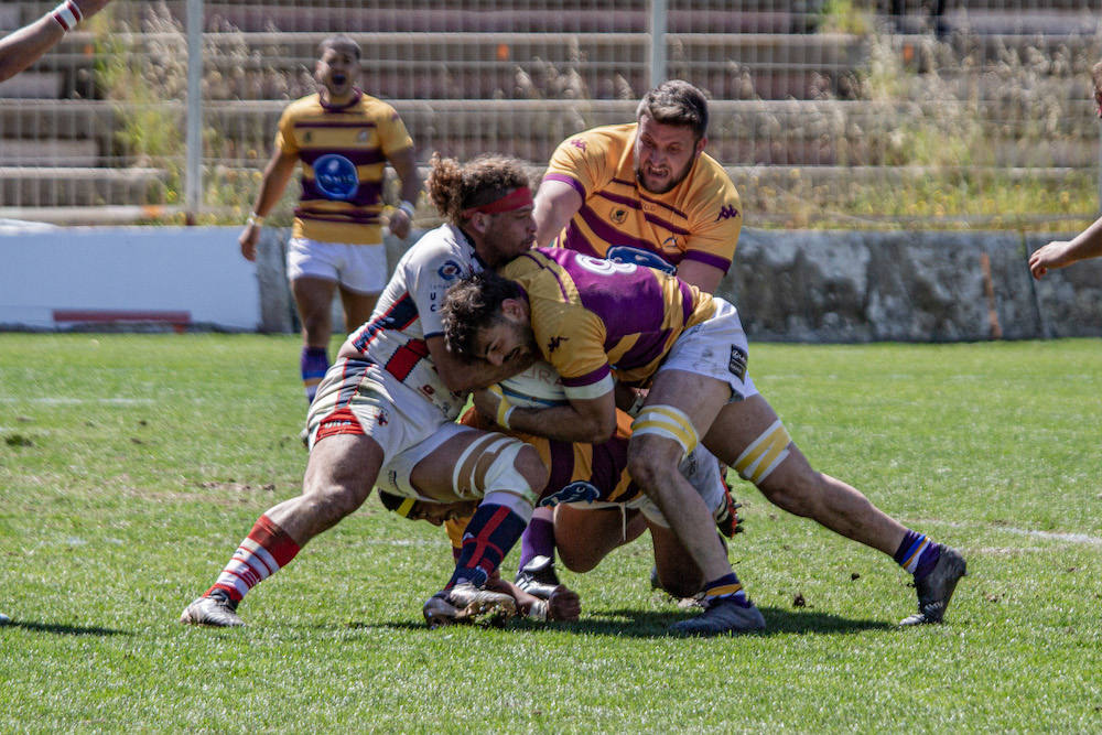 El cruzado Fede pelea por conseguir el oval en un partido complicado para Unión Rugby Almería. 