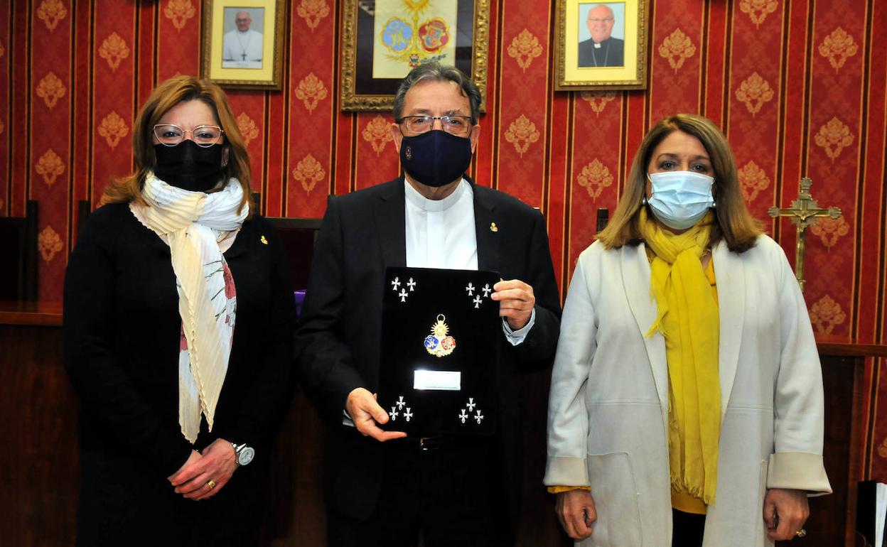 Mari Provi Hurtado, Sebastián Pedregosa y Ángeles Isac, en la sede de la Agrupación de Cofradías. 