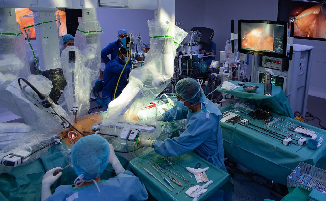 Una operación en el Hospital Clínic de Barcelona. 