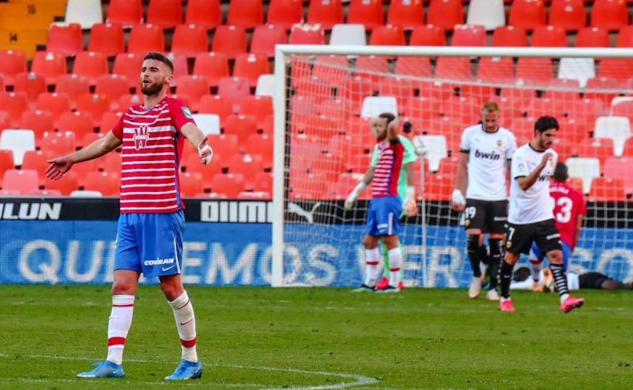 Domingos Duarte se lamenta del fallo de una ocasión. 