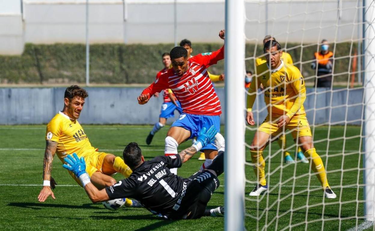 Caio trata de remachar a gol ante Biel Ribas. 