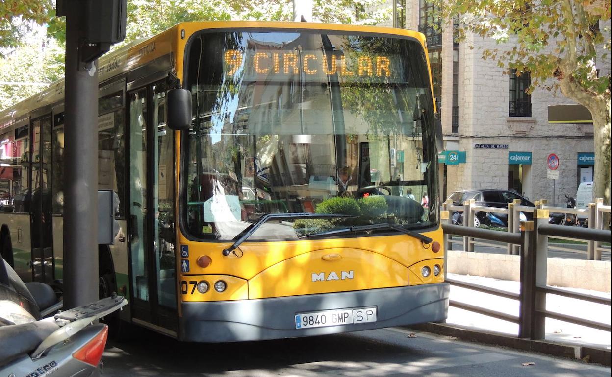 Autobús urbanos circulando por el Paseo de la Estación de Jaén. 