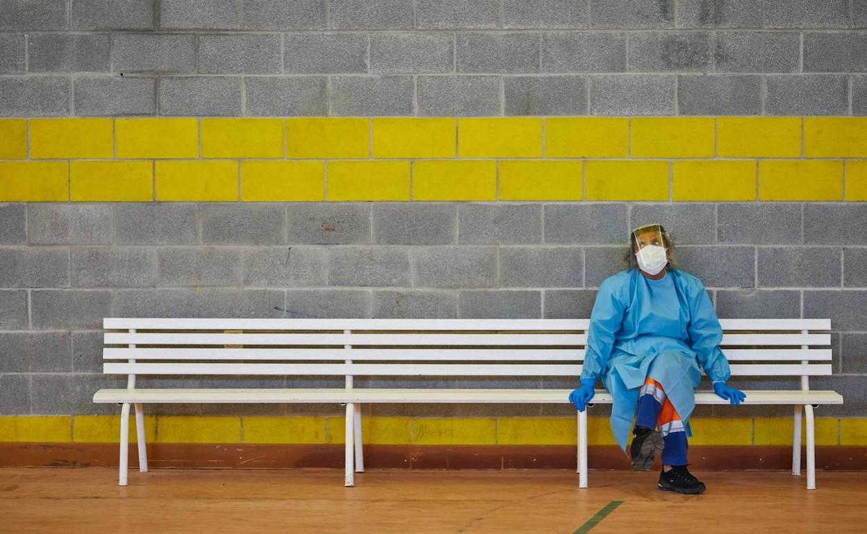 Un sanitario descansa tras una dura jornada durante la pandemia.