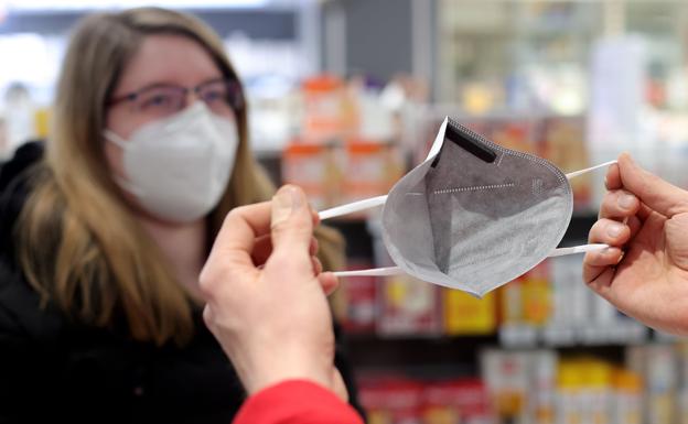 Un experto español advierte del grave error que cometemos al colocarnos estas mascarillas