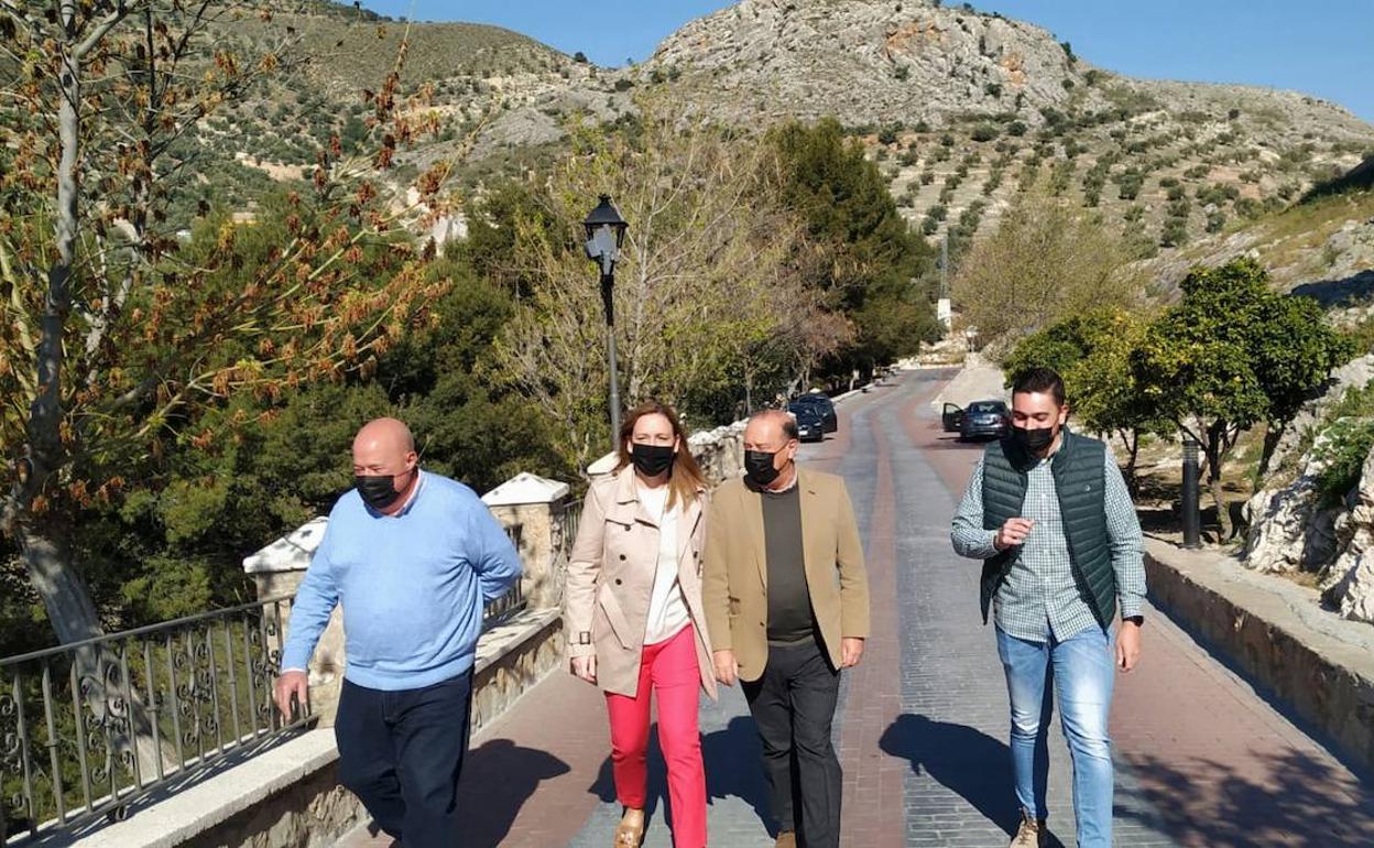María Adán y Juan Morillo, en el centro de la imagen. en el camino de acceso al Castillo. 